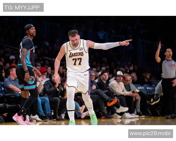 詹姆斯26+10助攻里程碑东契奇36+9 湖人主场逆转灰熊