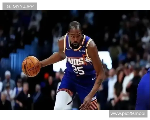 炸翻NBA任嘉伦杜兰特同框封神！唐装换签名球衣，杜小帅金句笑疯全网